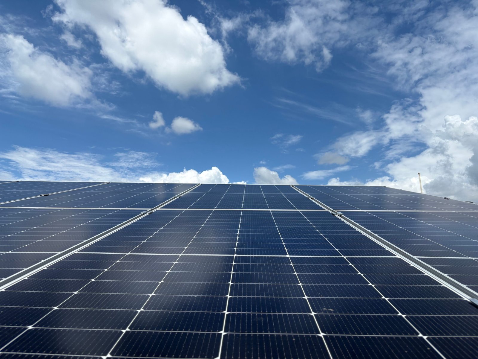 ¿Cómo funciona una instalación de paneles solares en una vivienda?